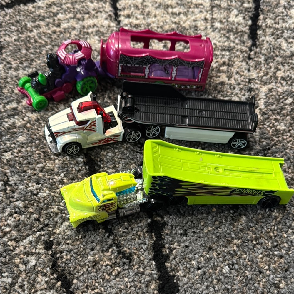 Hot Wheels Semi Truck set - Picture 2 of 6